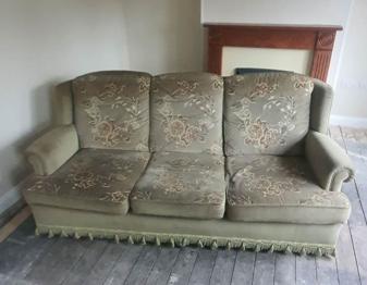 free Small set of drawers / bedside table
